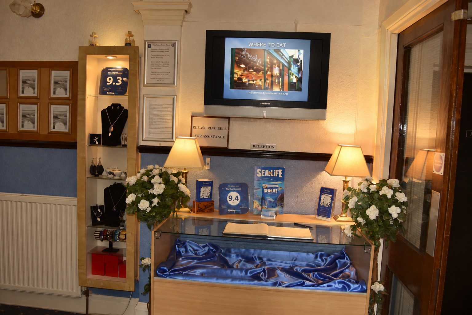 The hotel reception with its welcome desk and lamps